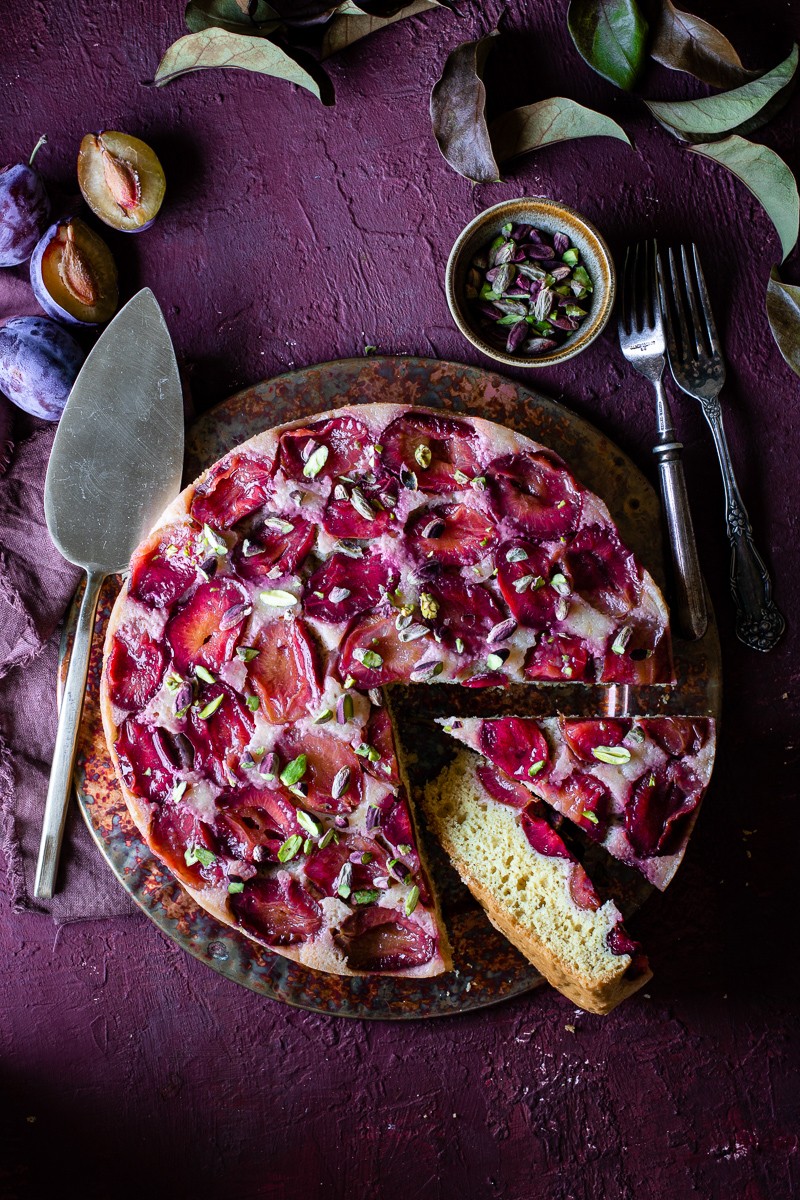 torta di prugne fresche senza burro rovesciata e morbida