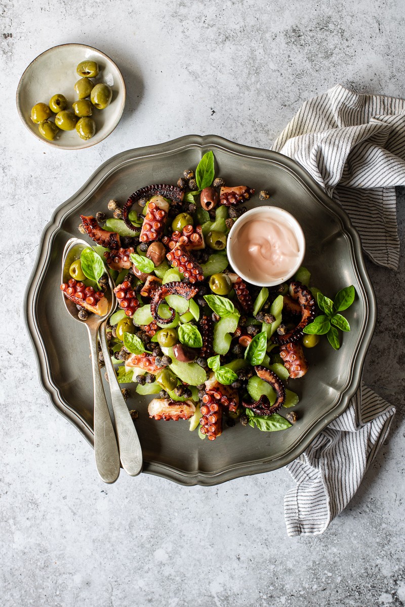 insalata di polpo e ceci neri con sedano, olive e maionese di polpo