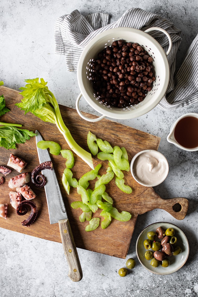 Ingredienti per la preparazione della insalata di polpo e ceci neri con sedano, olive e maionese di polpo