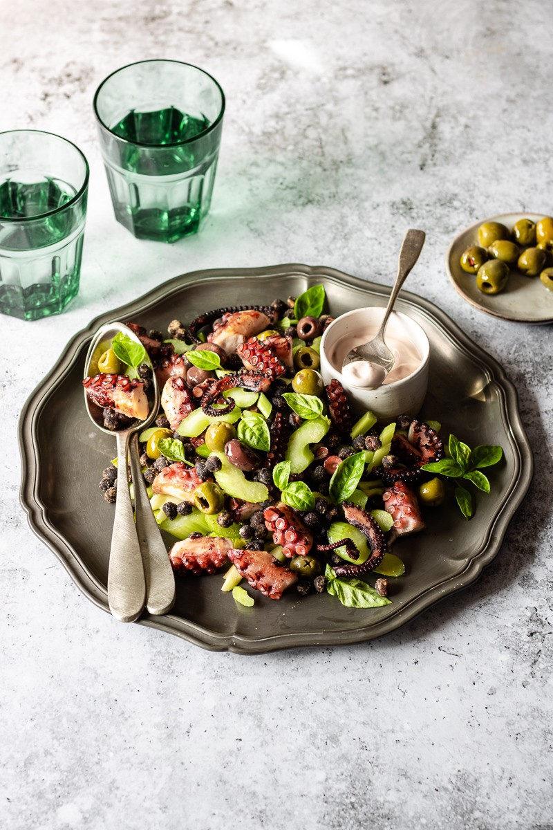 insalata di polpo e ceci neri con sedano, olive e maionese di polpo