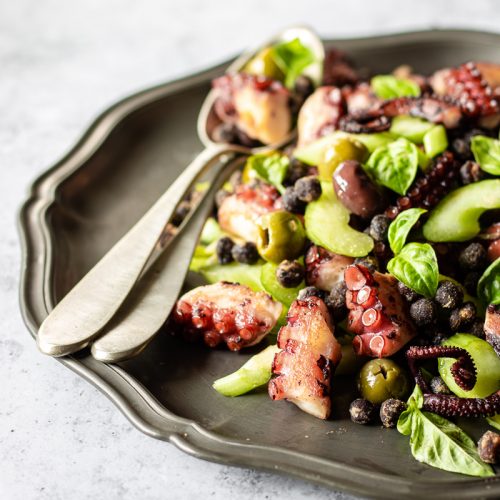 insalata di polpo e ceci neri con sedano, olive e maionese di polpo