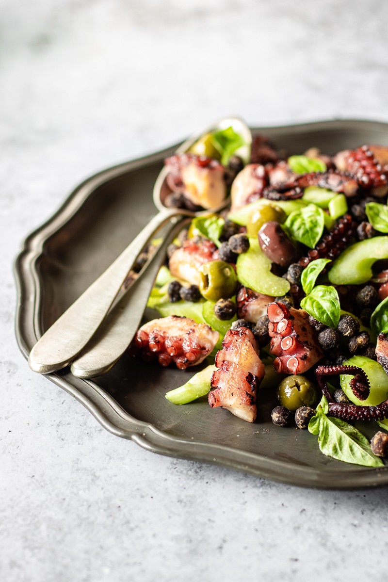 insalata di polpo e ceci neri con sedano, olive e maionese di polpo