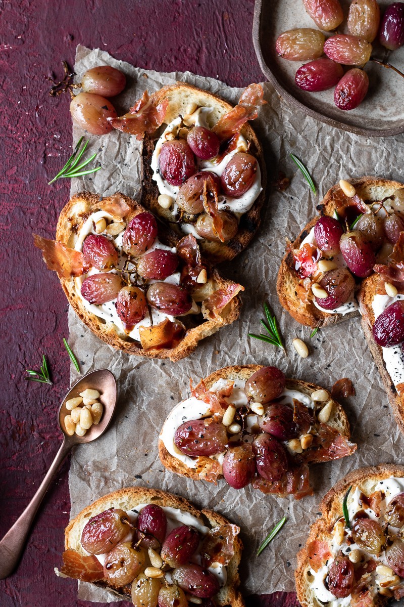 Crostini con uva arrosto mascarpone e prosciutto crudo