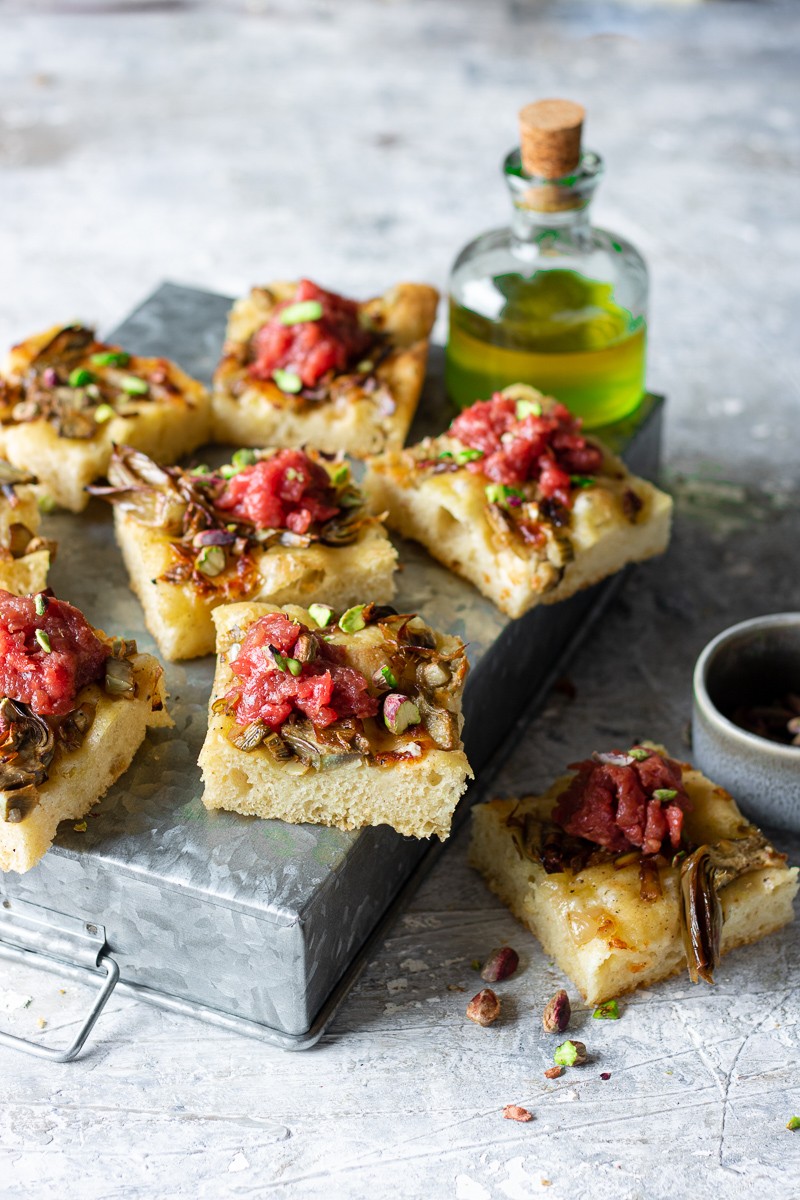 focaccia ai carciofi e tartare di manzo 