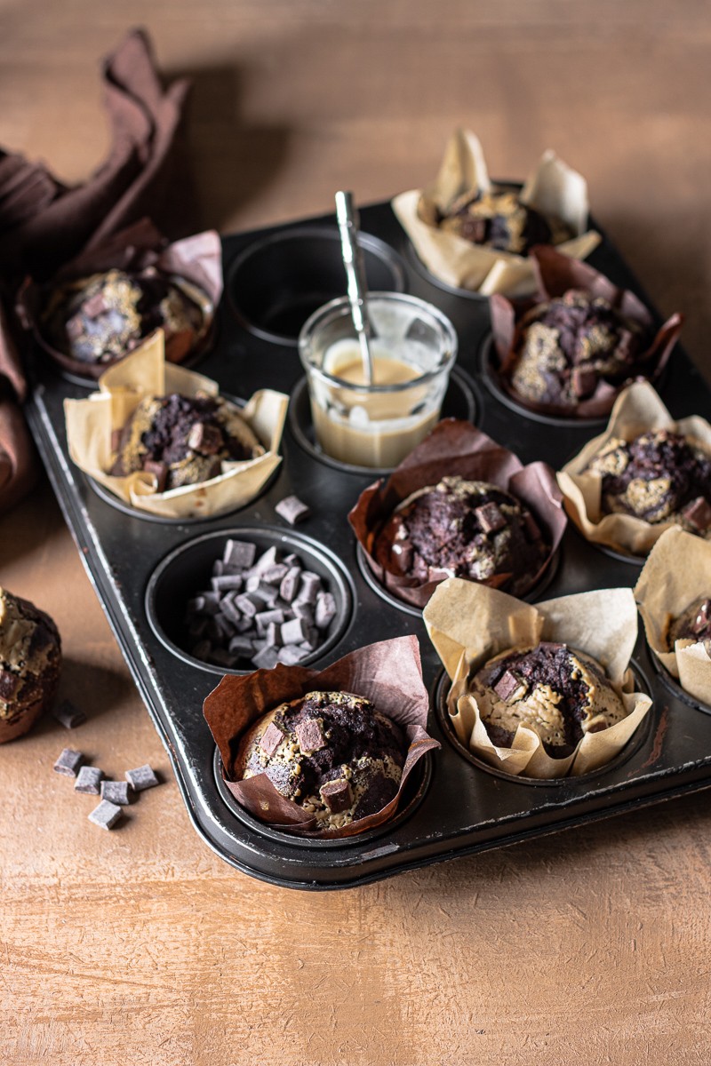 Muffin al cioccolato senza burro e senza zucchero nella teglia per muffin