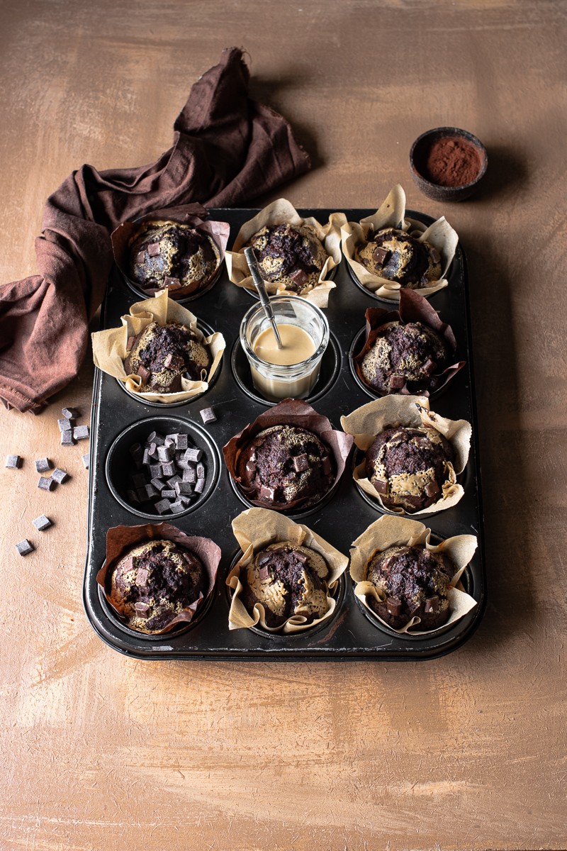 Muffin al cioccolato senza burro e senza zucchero nella teglia per muffin