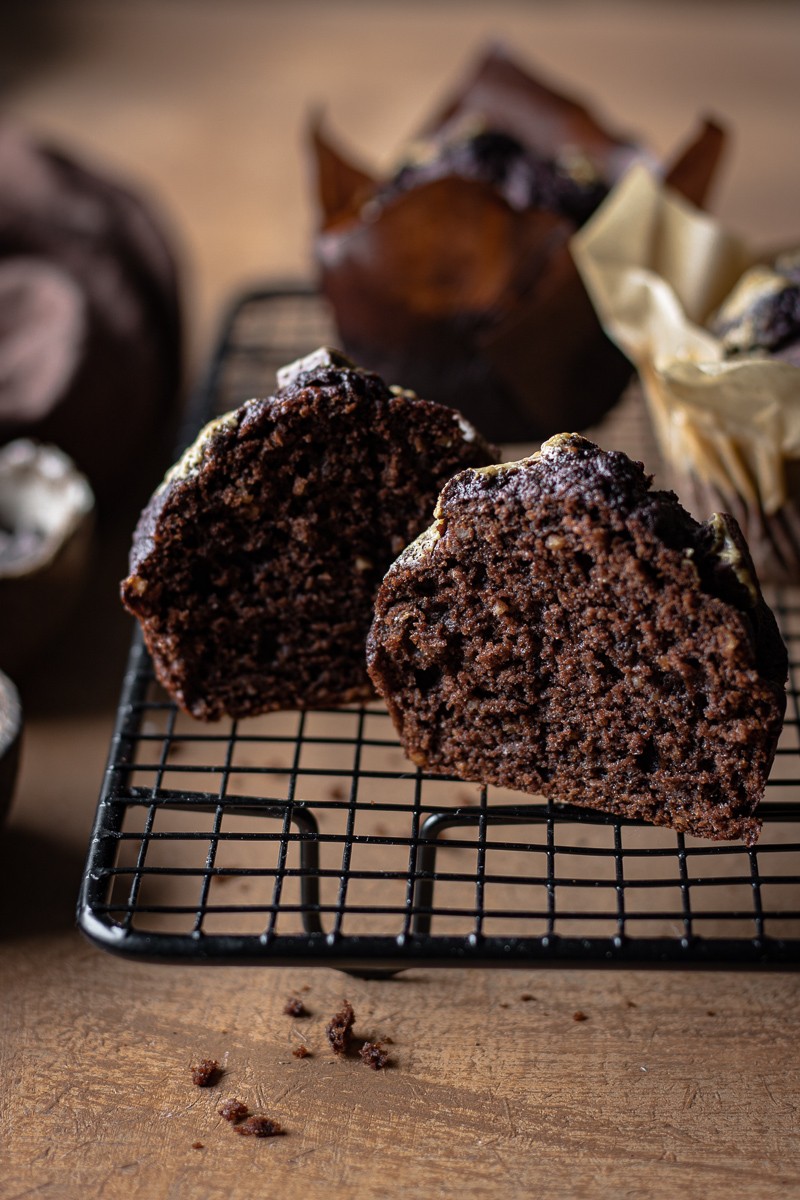 interno di un muffin al cioccolato e tahina senza zucchero e senza burro su una gratella per dolci