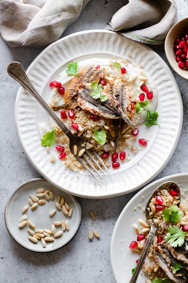 Tre piatti con couscous, purea di cavolfiore, alici e meloggrano