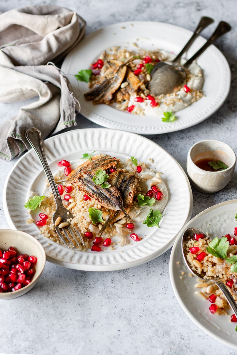 Tre piatti con couscous, purea di cavolfiore, alici e meloggrano