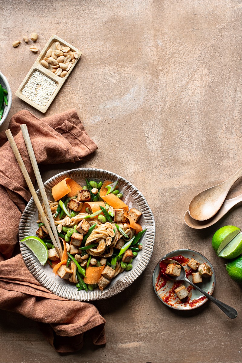 noodles con verdure e salsa piccante alla tahine