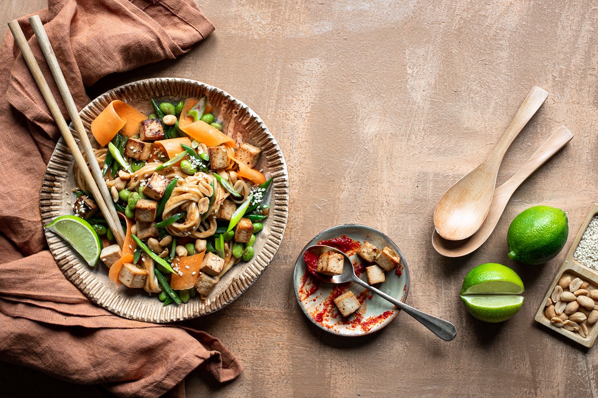 noodles con verdure e salsa piccante alla tahine