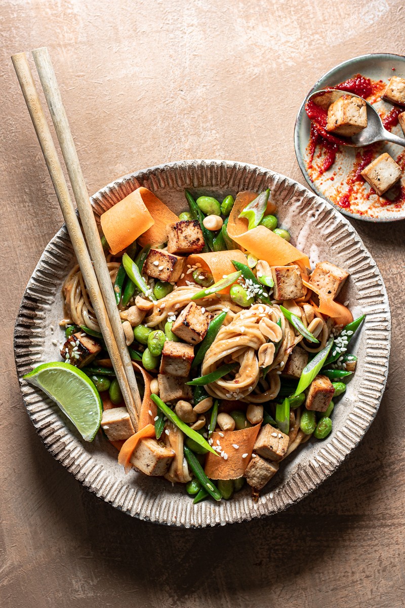 noodles con verdure e salsa piccante alla tahine