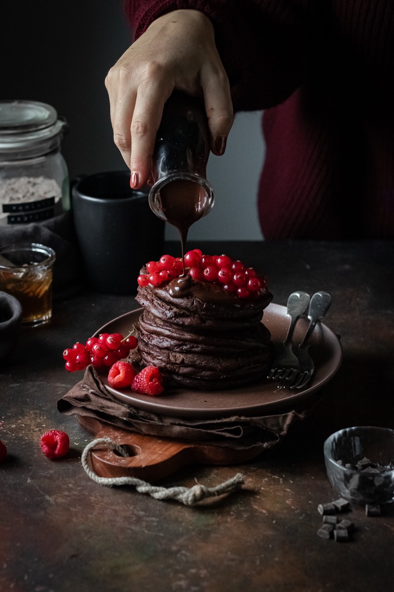 pancake proteici al cioccolato con frutti rossi