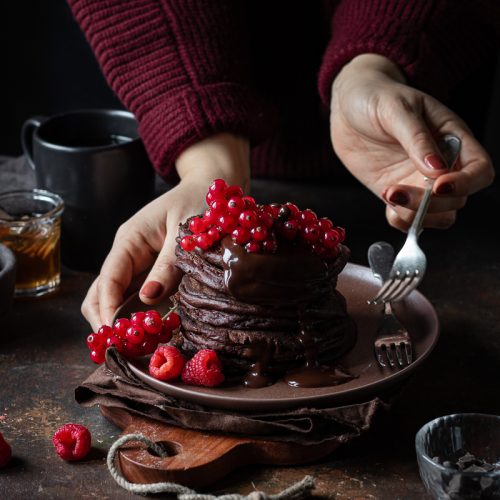 pancake proteici al cioccolato con frutti rossi