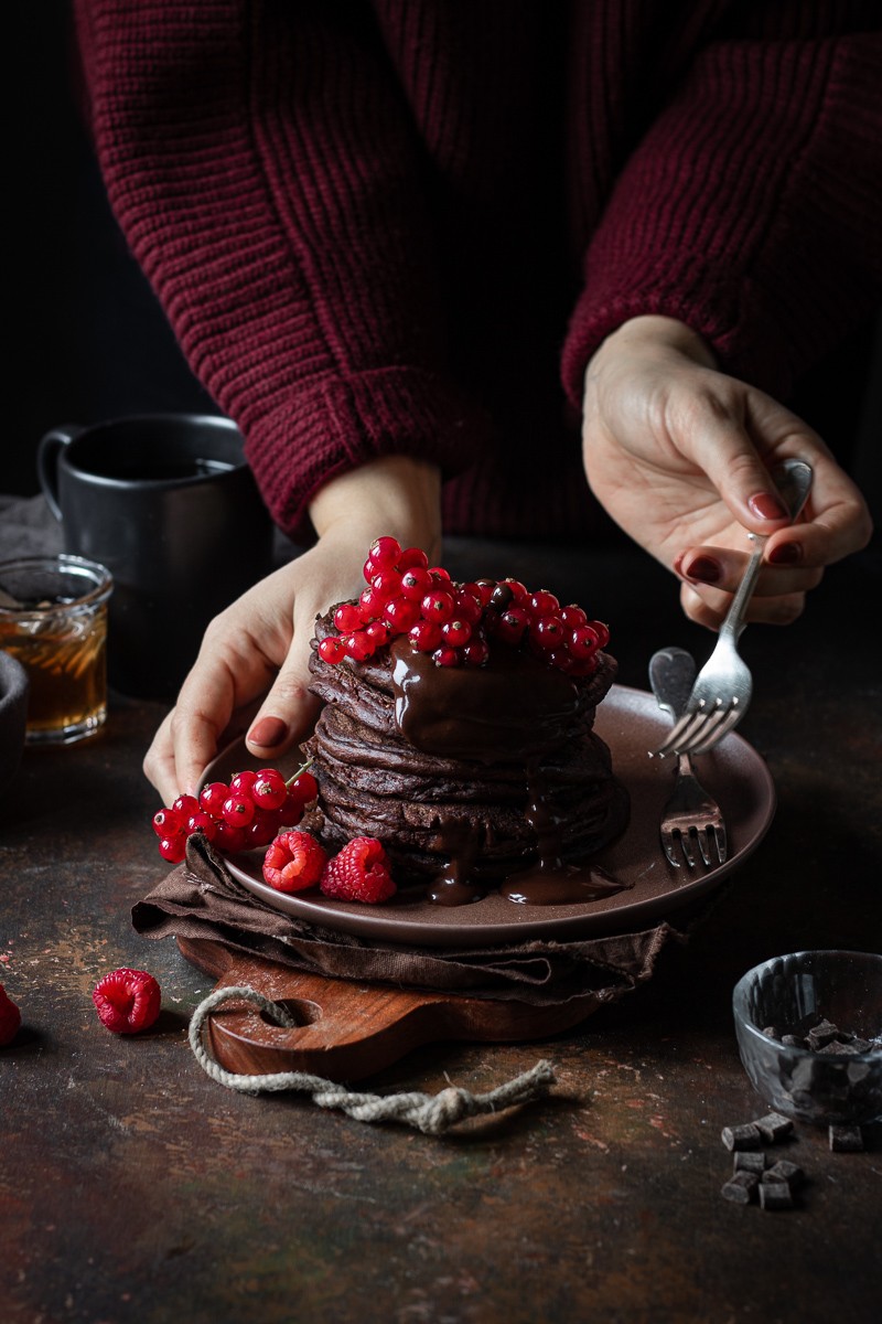 pancake proteici al cioccolato con frutti rossi