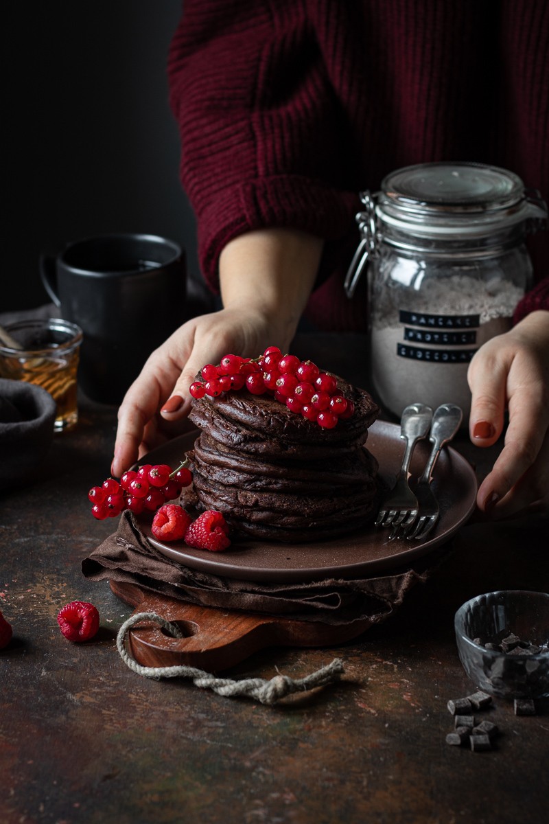 pancake proteici al cioccolato con frutti rossi