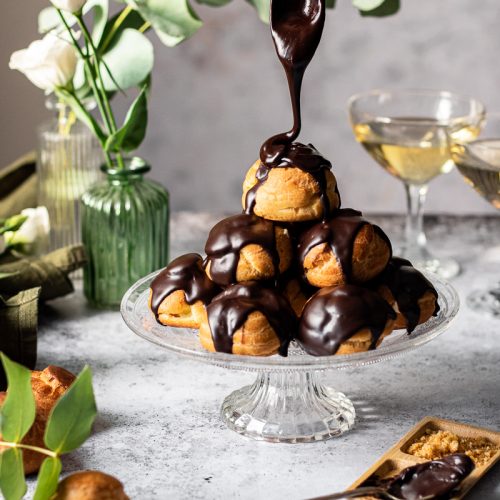 Profiterole al cioccolato ripieno di crema mousseline al pralinato