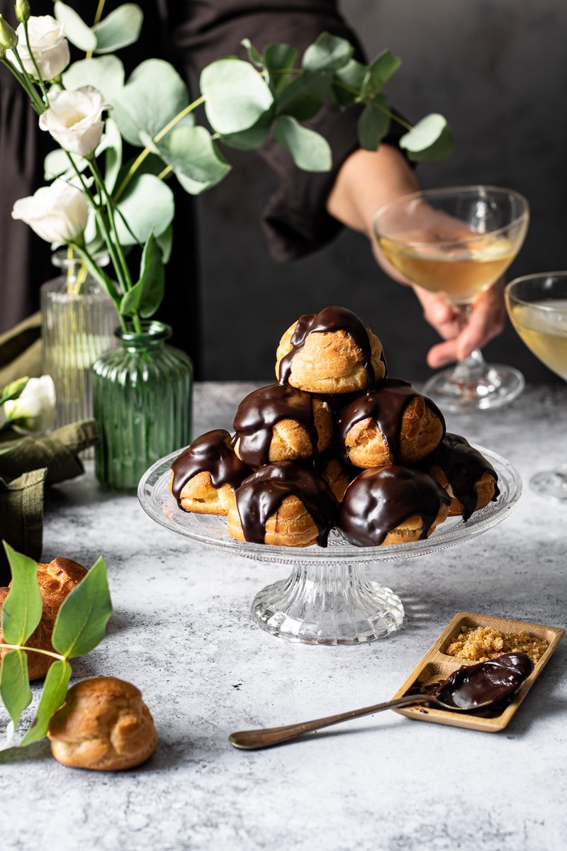 Profiterole al cioccolato ripieno di crema mousseline al pralinato