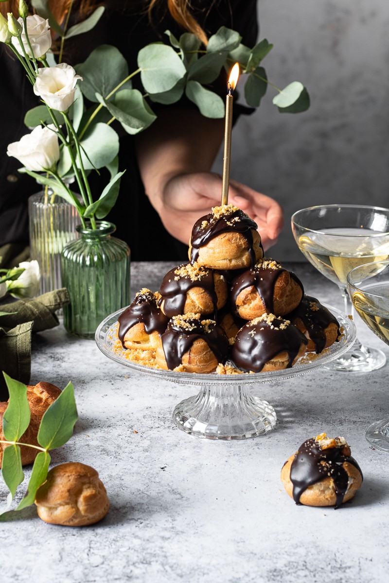 Profiterole al cioccolato ripieno di crema mousseline al pralinato