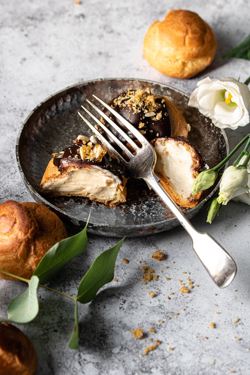 Profiterole al cioccolato ripieno di crema mousseline al pralinato