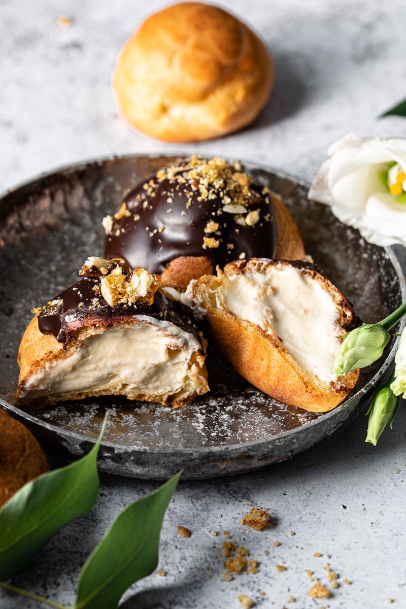 Profiterole al cioccolato ripieno di crema mousseline al pralinato