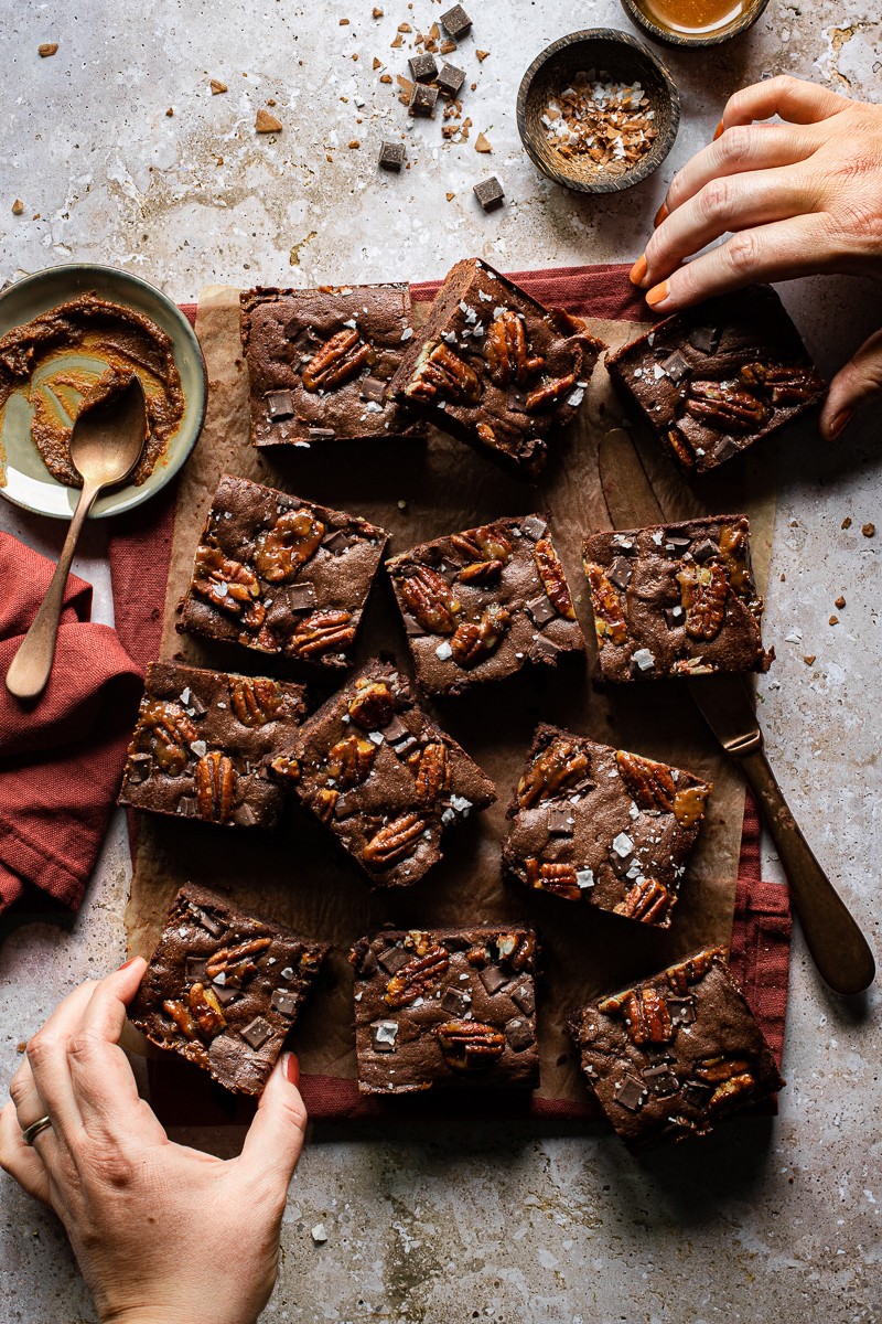 brownies al miso e caramello salato con noci pecan