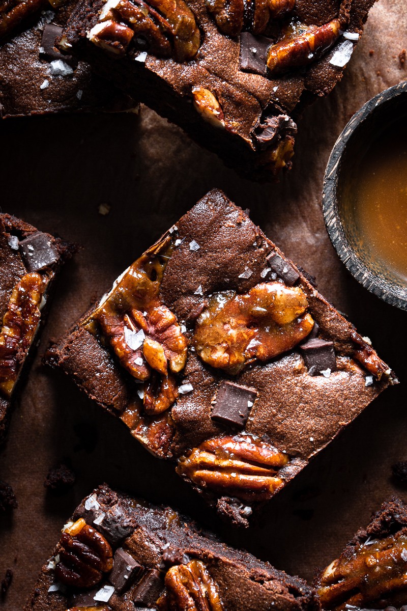 brownies al miso e caramello salato con noci pecan