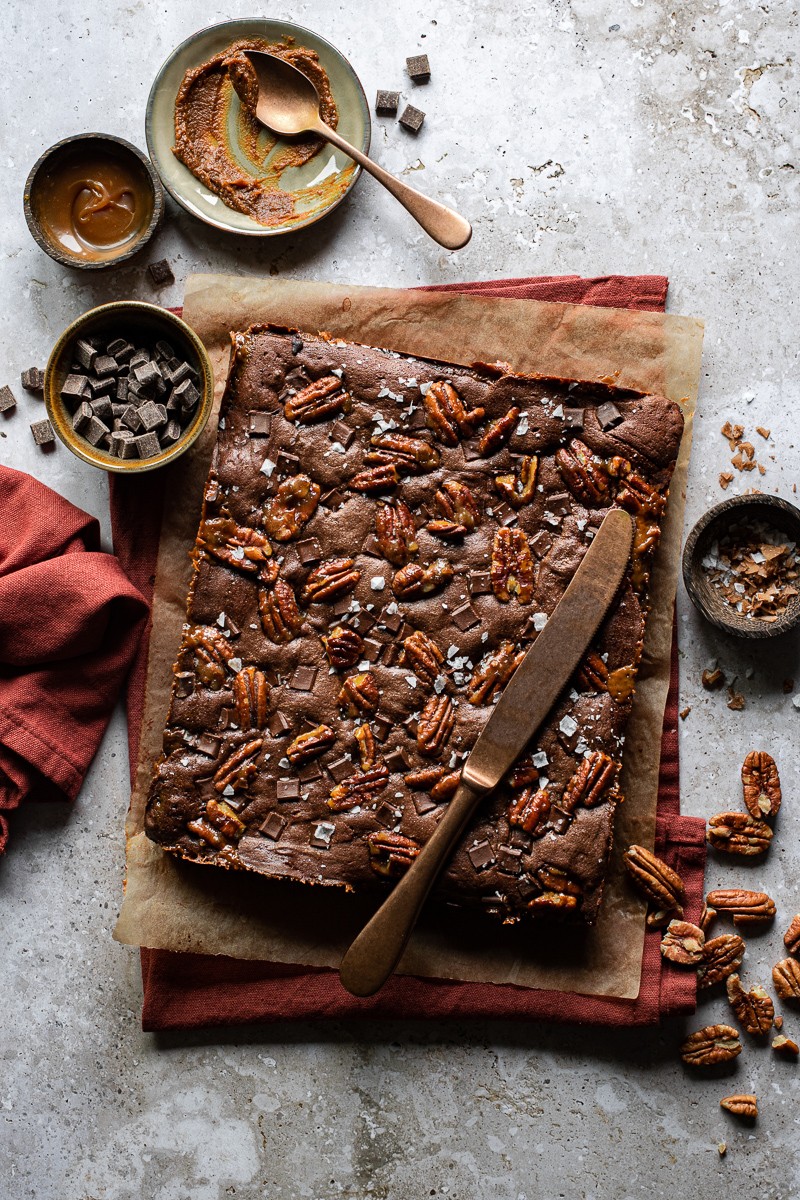 brownies al miso e caramello salato con noci pecan