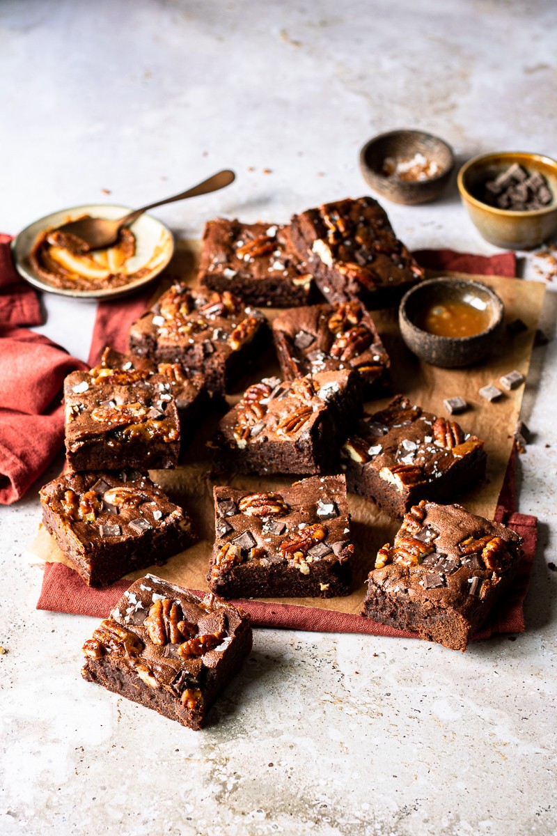 brownies al miso e caramello salato con noci pecan