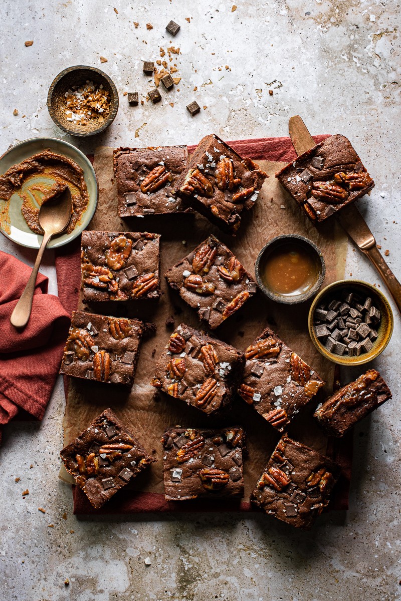 brownies al miso e caramello salato con noci pecan