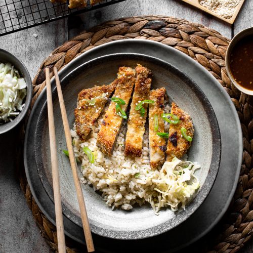 tonkatsu al forno con salsa e riso saltato