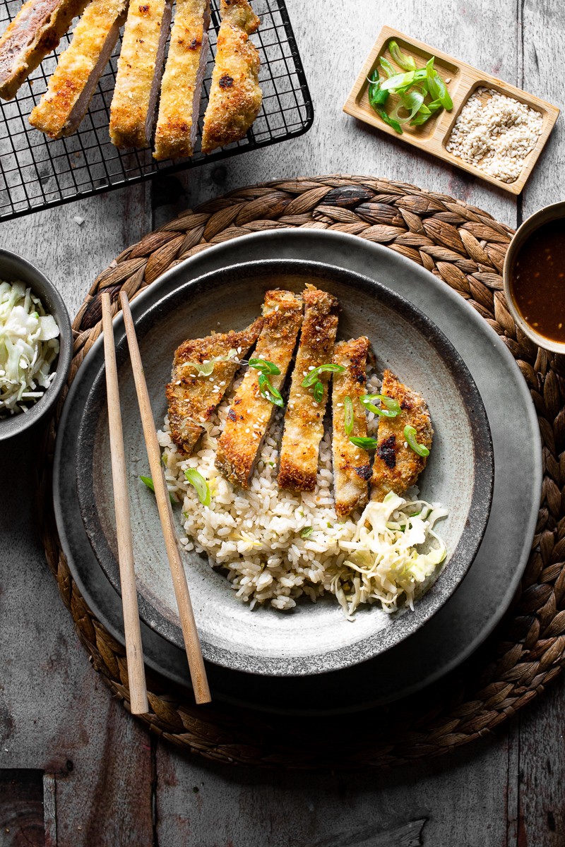 tonkatsu al forno con salsa e riso saltato