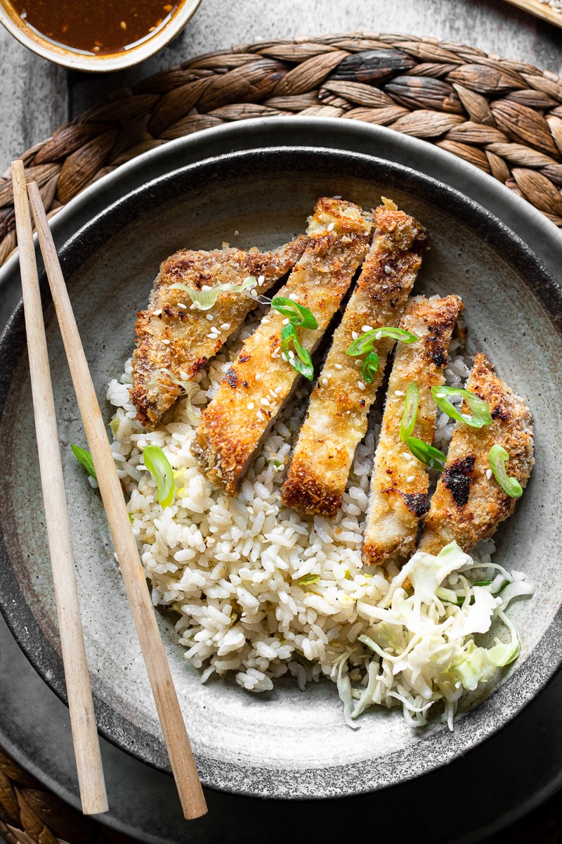 tonkatsu al forno con salsa e riso saltato