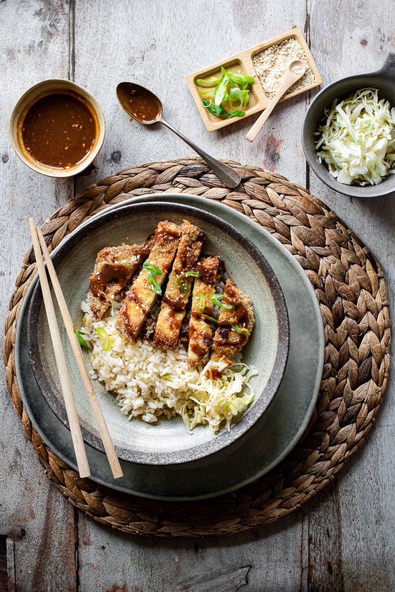 tonkatsu al forno con salsa e riso saltato