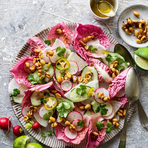 insalata di radicchio e ravanelli con arachidi caramellate piccanti