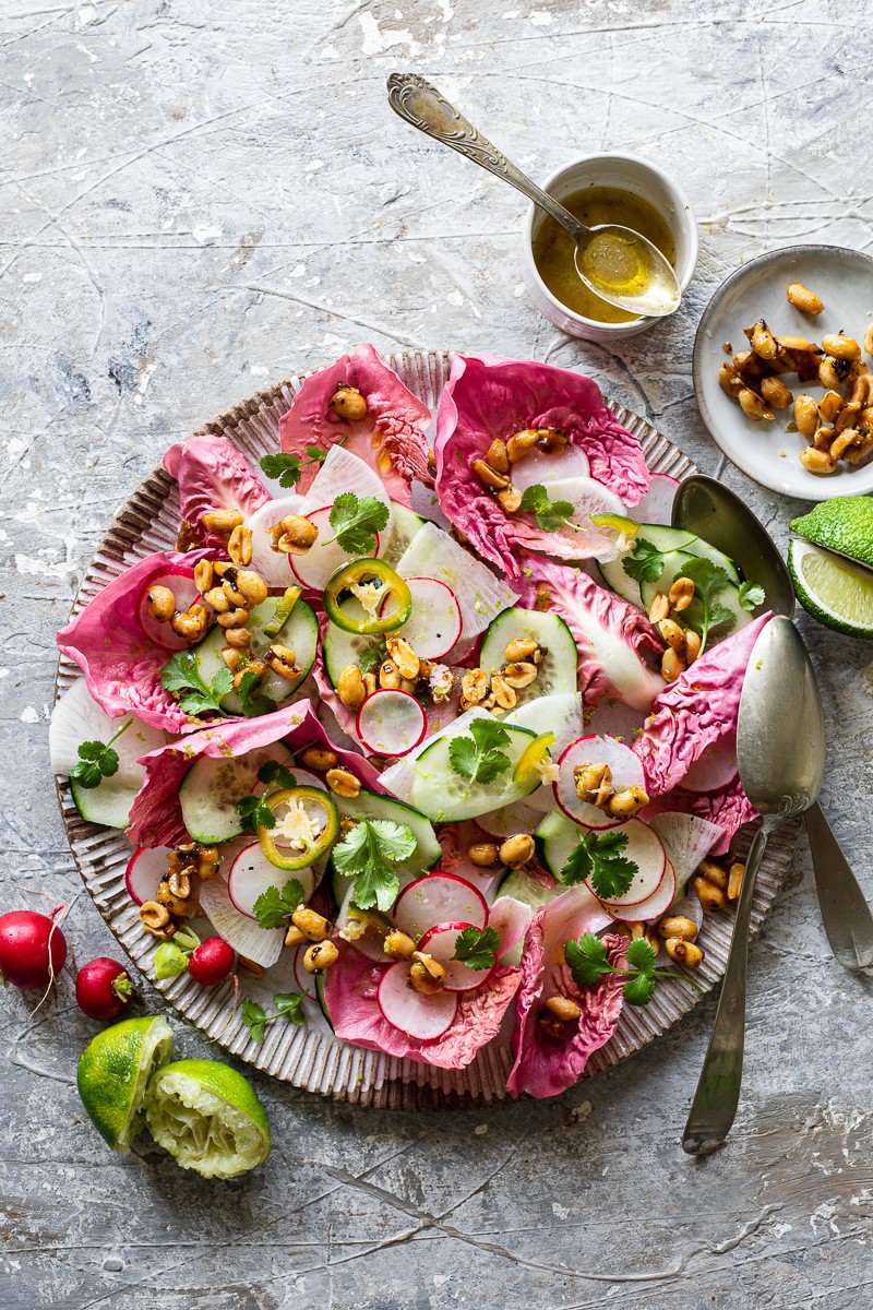 insalata di radicchio e ravanelli con arachidi caramellate piccanti