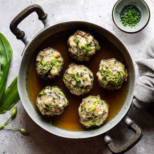 canederli in brodo di miso con edamame e aglio nero