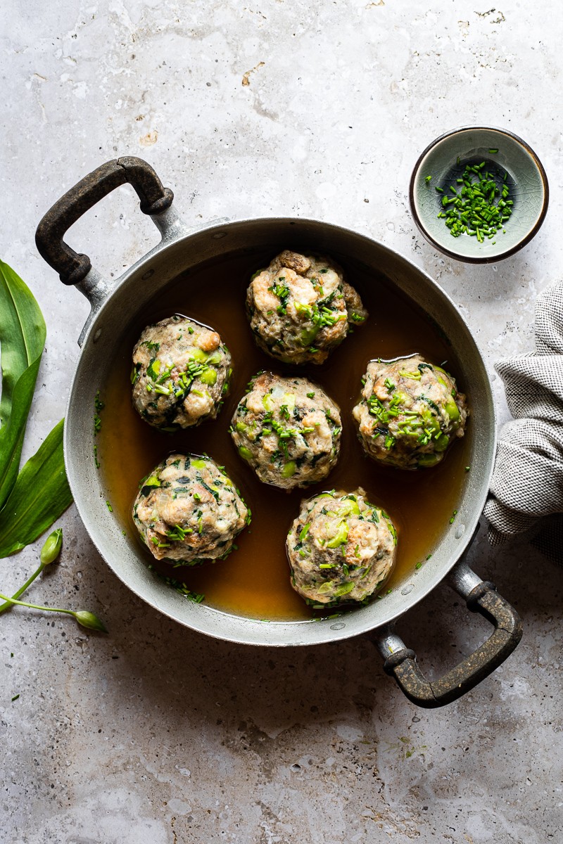 canederli in brodo di miso con edamame e aglio nero