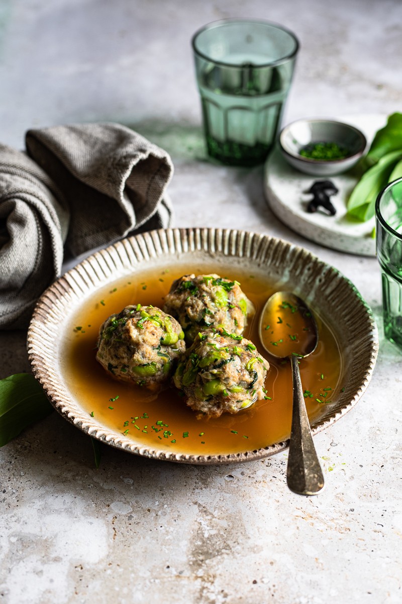 canederli in brodo di miso con edamame e aglio nero