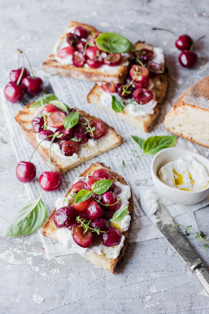 bruschette ciliegie e caprino