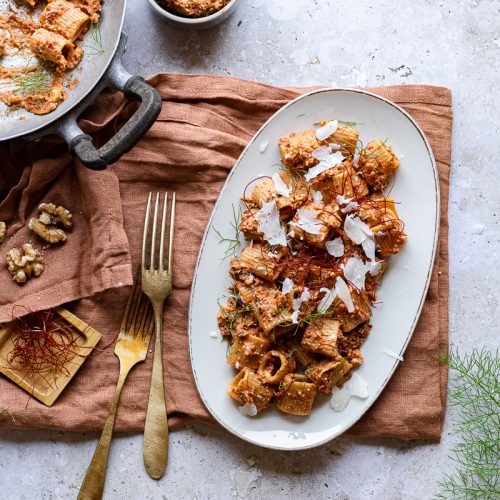 piatto di pasta estiva mezze maniche con pesto di pomodorini secchi