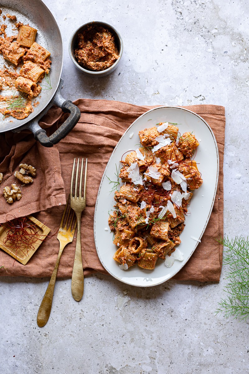 piatto di pasta estiva mezze maniche con pesto di pomodorini secchi