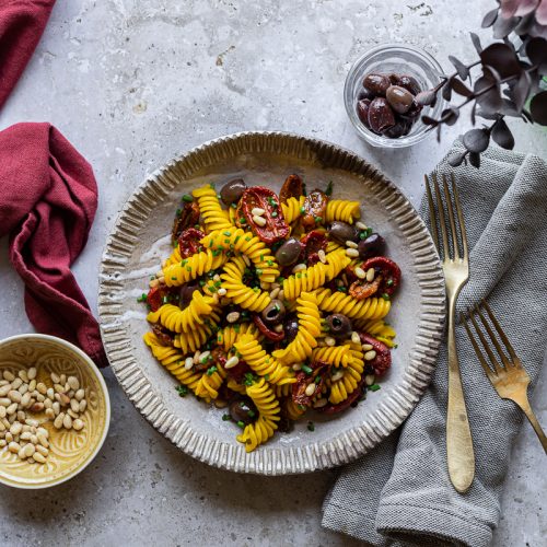 piatto di pasta estiva, fusilli allo zafferano con pomodorini confit a miso