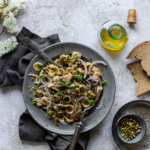 piatto di pasta estiva, orecchiette integrali con tonno melanzane e pistacch