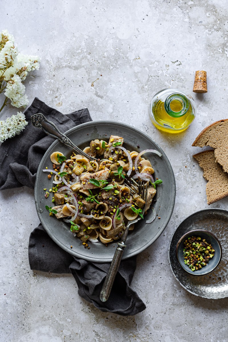 piatto di pasta estiva, orecchiette integrali con tonno melanzane e pistacch