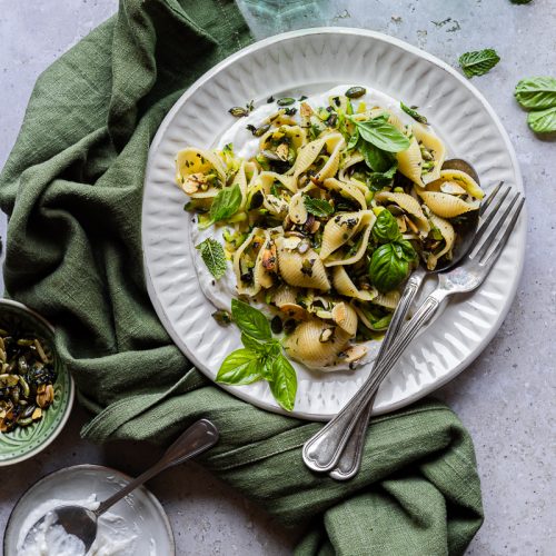 piatto di pasta estiva, conchiglie con feta montata e zucchine