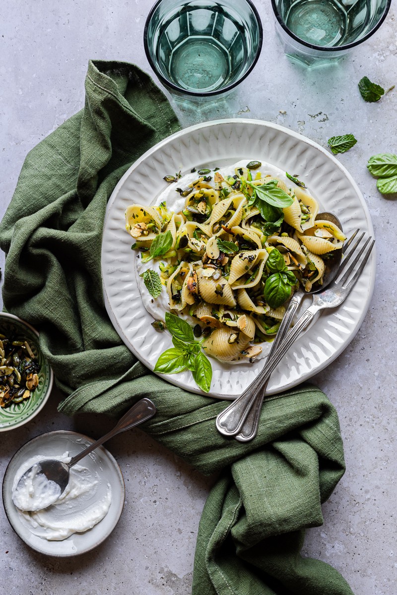 piatto di pasta estiva, conchiglie con feta montata e zucchine