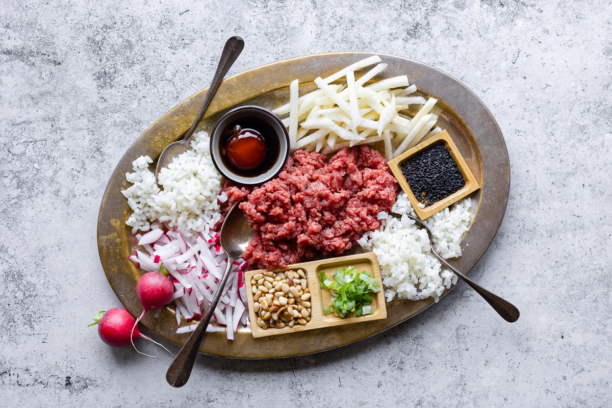 vassoio con ingredienti per preparare la tartare di manzo alla coreana