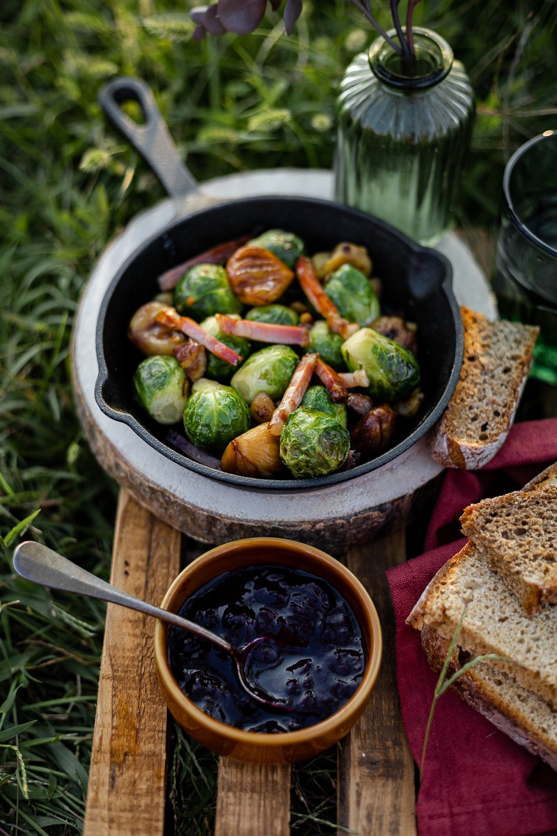 cavoletti saltati con castagne e speck