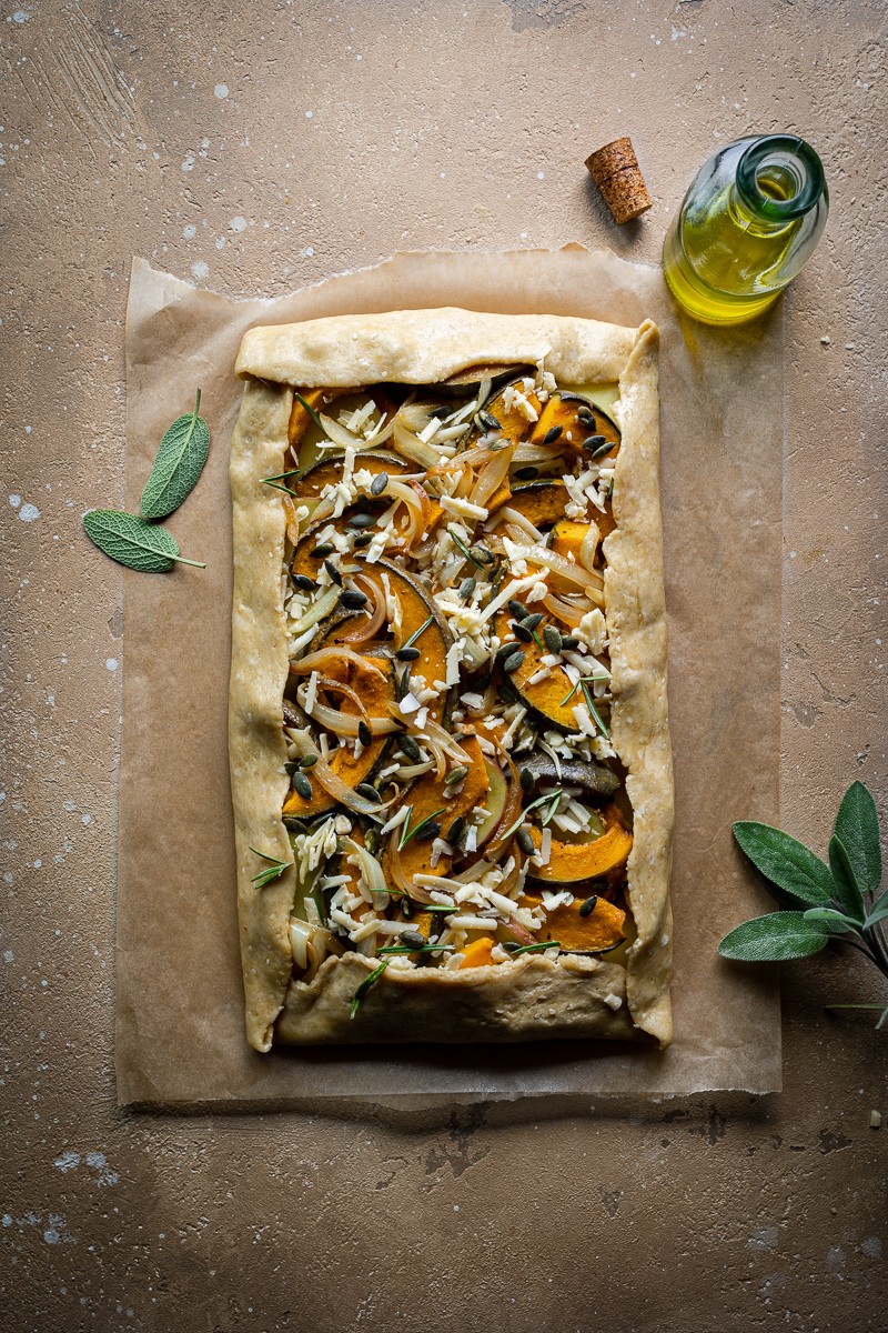 galette alla zucca, miso e cheddar pronta per la cottura